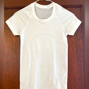 Lululemon Women’s Swiftly Tech SS shirt. White. Size 2. Excellent condition.